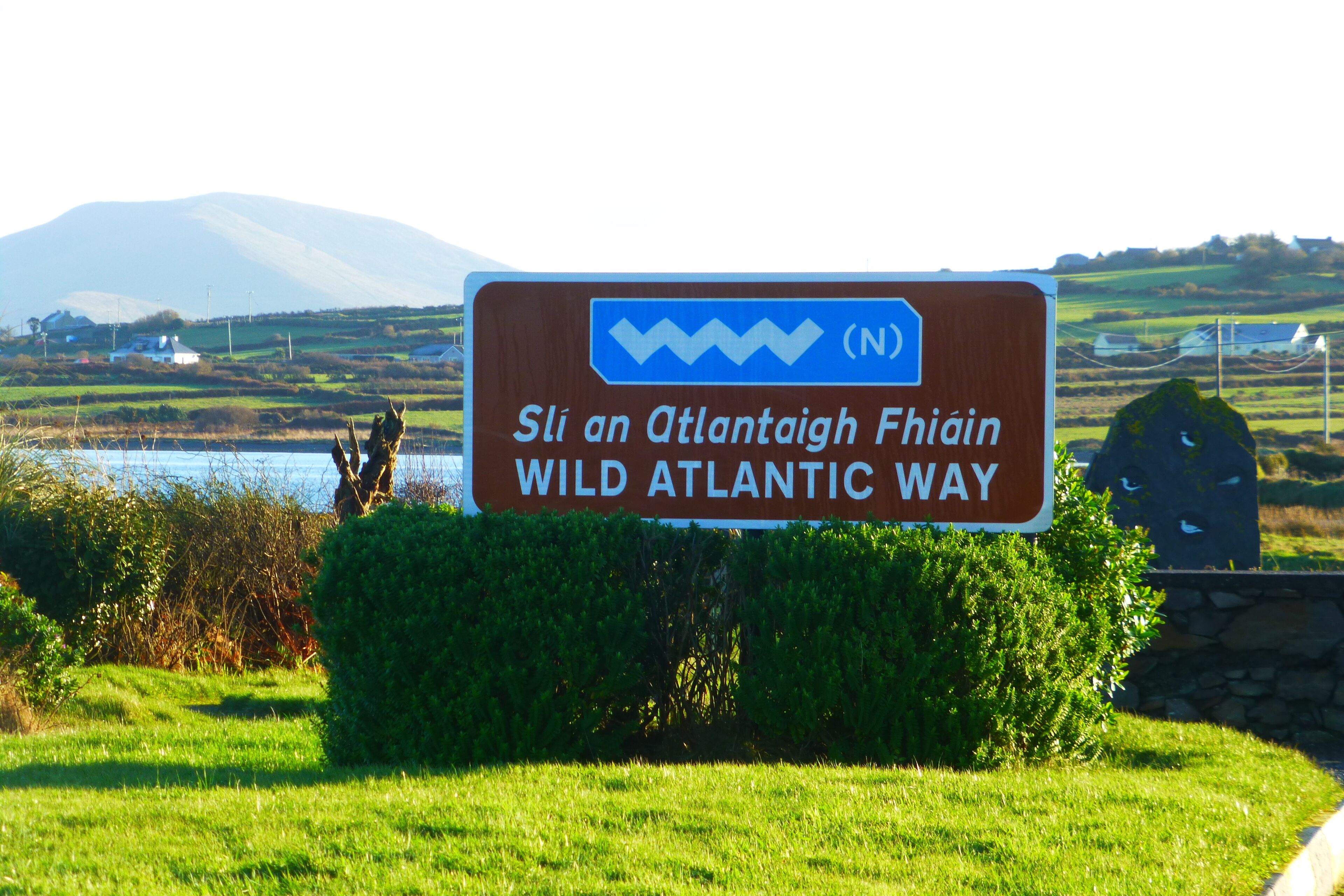 Opastekyltti, jossa lukee ”Wild Atlantic Way”, ja taustalla näkyy kaunis maisema.
