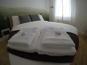1 bedroom, desk, iron/ironing board, free WiFi - Double room with en-suite bathroom (Portmagee)