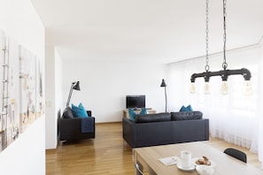City Apartment | Living area | 50-cm TV with digital channels - Nest - Baarerstrasse 20 (Zug)