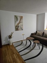 Estudio Deluxe | Zona de estar | Televisión LCD de 32 pulgadas con canales por cable