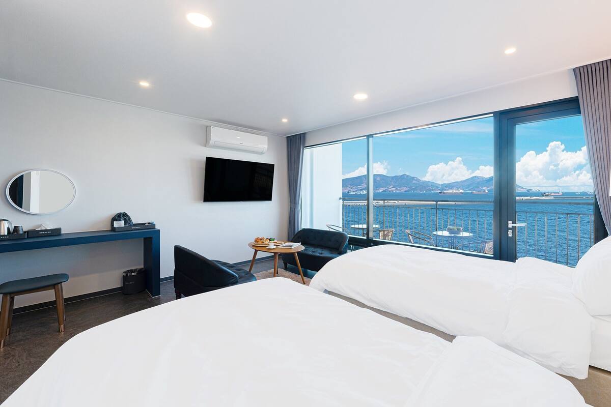 Basic Suite, Multiple Beds, Pool Access, Ocean View