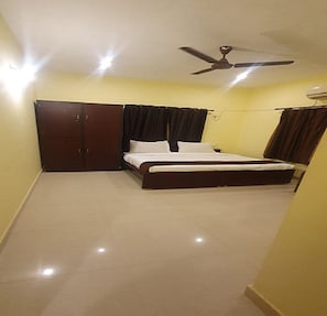 1 bedroom, premium bedding, desk, free WiFi - Earth Hotel Vadapalani (Chennai)