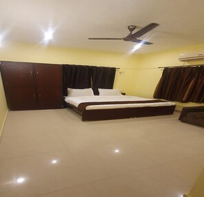 Deluxe Room | 1 bedroom, premium bedding, desk, free WiFi - Earth Hotel Vadapalani (Chennai)
