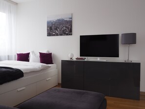 City Studio | Desk, laptop workspace, iron/ironing board, free WiFi - Nest - Baarerstrasse 43 & 45 (Zug)