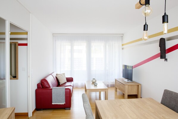 Departamento Confort | Área de sala de estar | Televisión de pantalla plana de 50 cm con canales digitales 