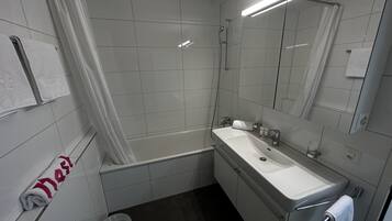 Family Apartment | Bathroom | Combined shower/bathtub, rainfall showerhead, hair dryer, towels