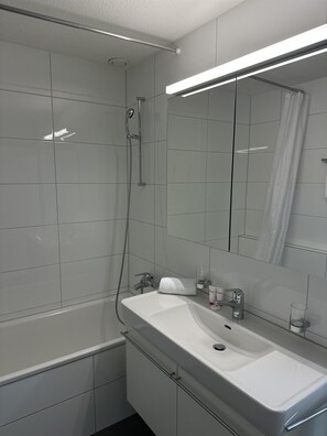 Family Apartment | Bilik Mandi | Gabungan pancuran/tab mandi, hulu semburan mandi hujan 