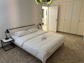 Departamento familiar | Escritorio y espacio para trabajar con laptop 