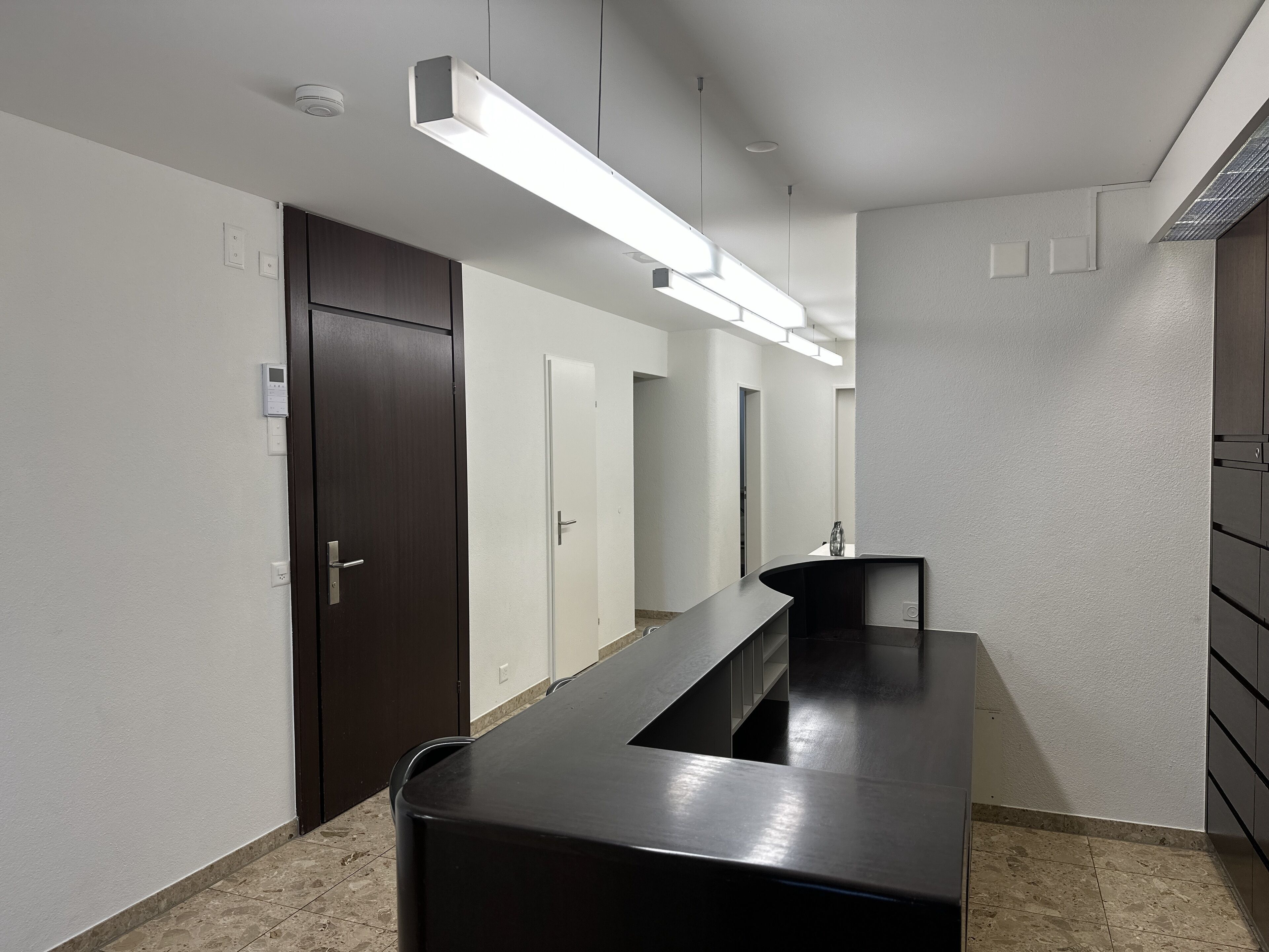 家庭公寓 | 起居區 | 50-公分平面電視，提供數位頻道