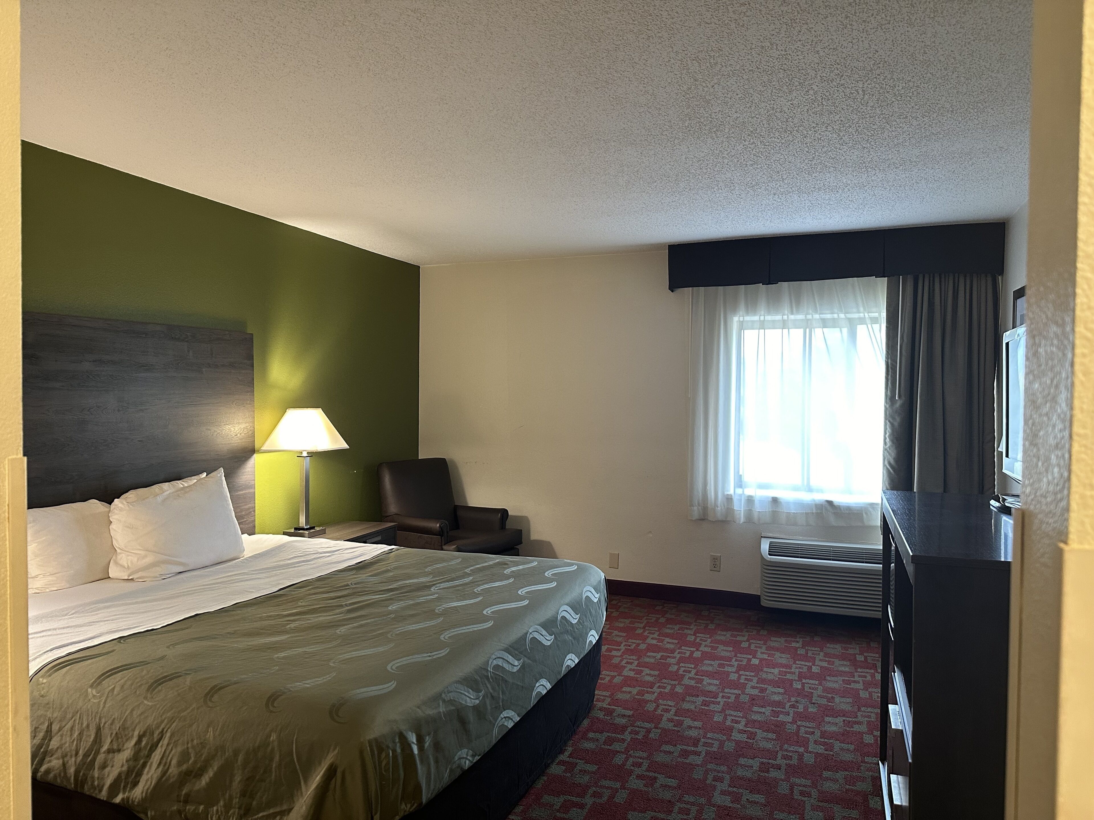Norwood Inn Milwaukee-Standard King Room Non-Smoking