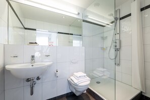 City Apartment | Bathroom | Shower, rainfall showerhead, hair dryer, towels - Nest - Bundesstrasse (Zug)