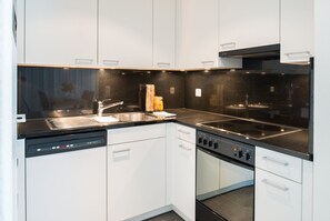 City Apartment | Private kitchen | Fridge, oven, stovetop, dishwasher - Nest - Bundesstrasse (Zug)