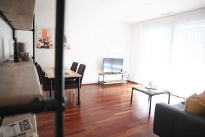 Comfort Apartment | Living area | 50-cm TV with digital channels - Nest - Bundesstrasse (Zug)