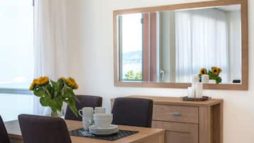 City Apartment | In-room dining