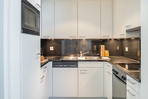 Apartamento City | Cocina privada | Frigorífico, horno, placa de cocina y lavavajillas