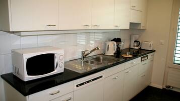 City Apartment | Private kitchen | Oven, stovetop, dishwasher, cookware/dishes/utensils