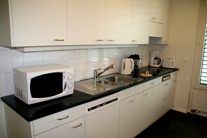 Horno, placa de cocina, lavavajillas, utensilios de cocina