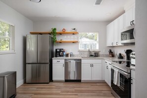 Kjøleskap, mikrobølgeovn, ovn og kokeplater