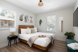 2 habitaciones, escritorio, tabla de planchar con plancha y wifi 