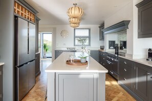 Fridge, oven, stovetop, dishwasher - Groeslon -  Luxury cottages (Menai Bridge)
