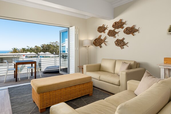 Apartment | Living area | 32-inch flat-screen TV with satellite channels, Netflix