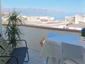 Outdoor dining - Gulf Tide Home 3 minutes from the sea with sea view veranda (Alcamo)