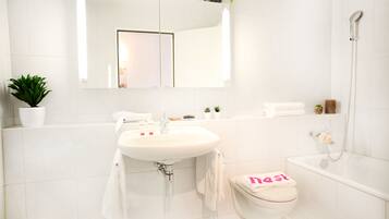City Apartment | Bathroom | Combined shower/tub, rainfall showerhead, hair dryer, towels