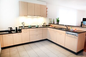 シティ アパートメント | 専用キッチン | 冷蔵庫、オーブン、食器洗い機、電気ポット