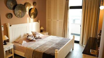 3 habitaciones, tabla de planchar con plancha, wifi y ropa de cama