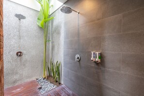 Deluxe-Villa | Dusche im Bad