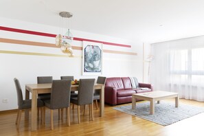 City Apartment | Living area | 40-cm TV with digital channels - Nest - Industriestrasse (Zug)