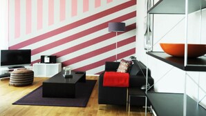 City Apartment | Living area | 40-cm TV with digital channels - Nest - Baarerstrasse 82 (Zug)