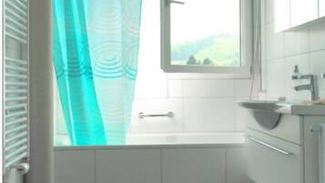 City Apartment | Bathroom | Combined shower/tub, rainfall showerhead, hair dryer, towels