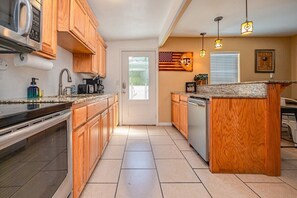 ثلاجة، ميكروويف، فرن، موقد طهي مسطح