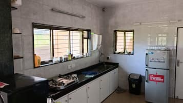 Ketel listrik, pemanggang roti, dan peralatan masak/sendok-piring