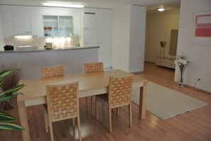 City Apartment | In-room dining