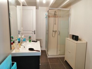 Dusche, Haartrockner, Handtücher