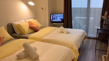 City Apartment | Desk, free WiFi, bed sheets