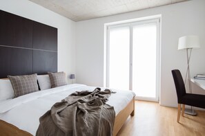 Une chambre à coucher moderne avec un lit, un bureau et une chaise.