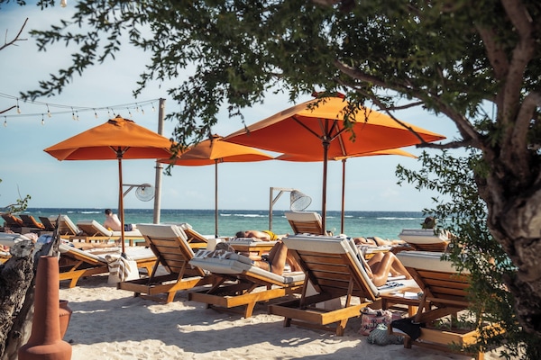 Privatstrand, weißer Sandstrand, Liegestühle, Sonnenschirme