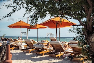 Playa privada, arena blanca, sillas reclinables de playa, sombrillas