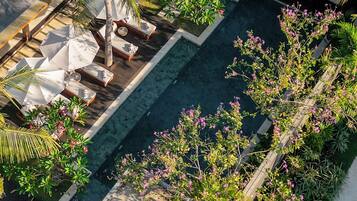 Piscina externa, funciona das 7h às 19h, guarda-sóis, espreguiçadeiras