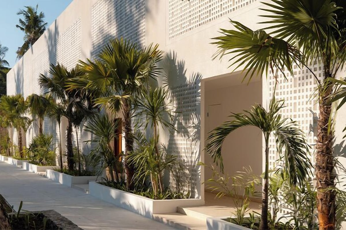 Adults Only (18+) Deluxe Lagoon Pool Access | Minibar, caja de seguridad en la habitación y escritorio