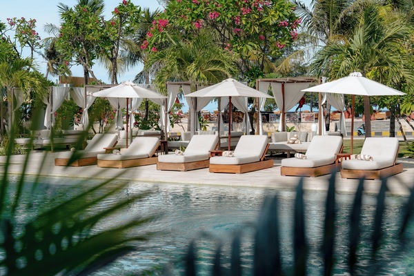 Piscine extérieure, parasols de plage, chaises longues