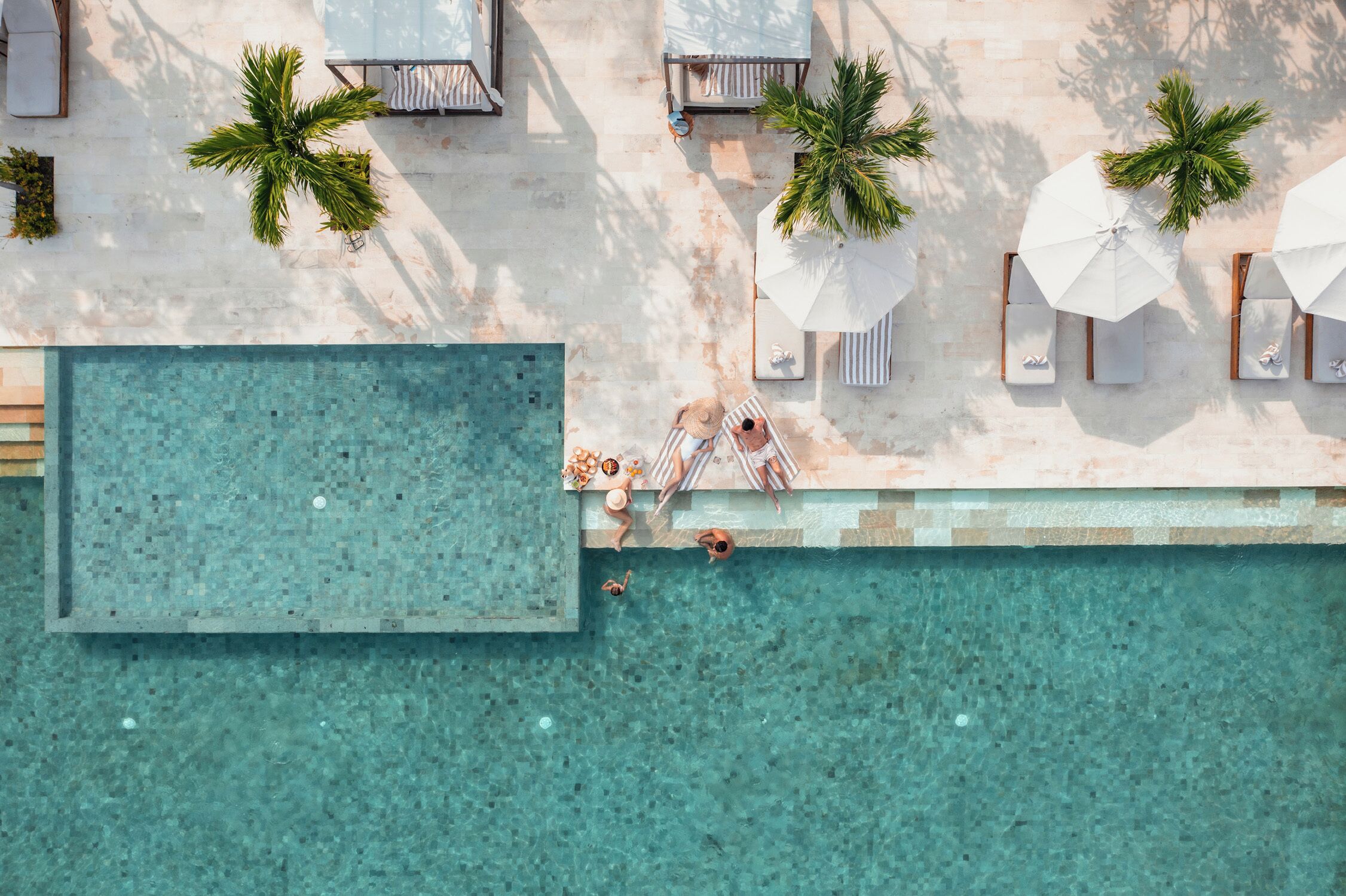 Kolam renang outdoor, dengan payung kolam renang dan kursi berjemur