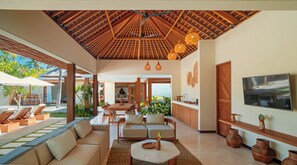 Villa, 3 habitaciones, alberca privada | Área de sala de estar | Televisión LCD de 43 pulgadas con canales digitales 