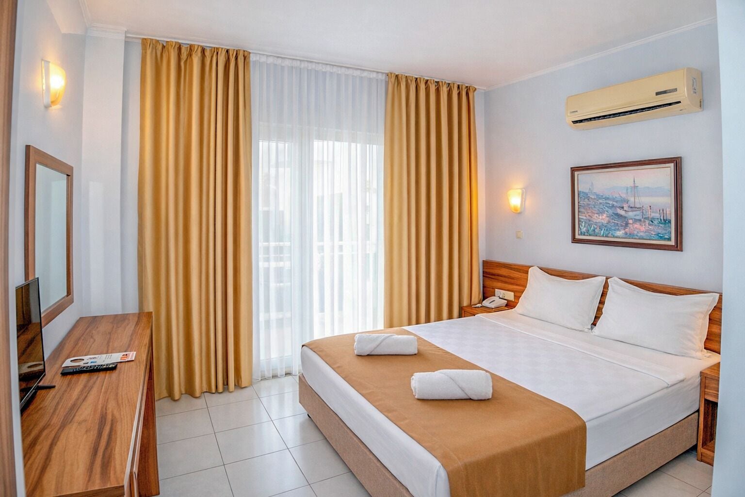 Economy Double or Twin Room | Minibar, in-room safe, laptop workspace, blackout curtains