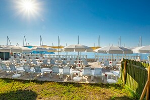 Private beach nearby, free beach cabanas, sun-loungers, beach umbrellas