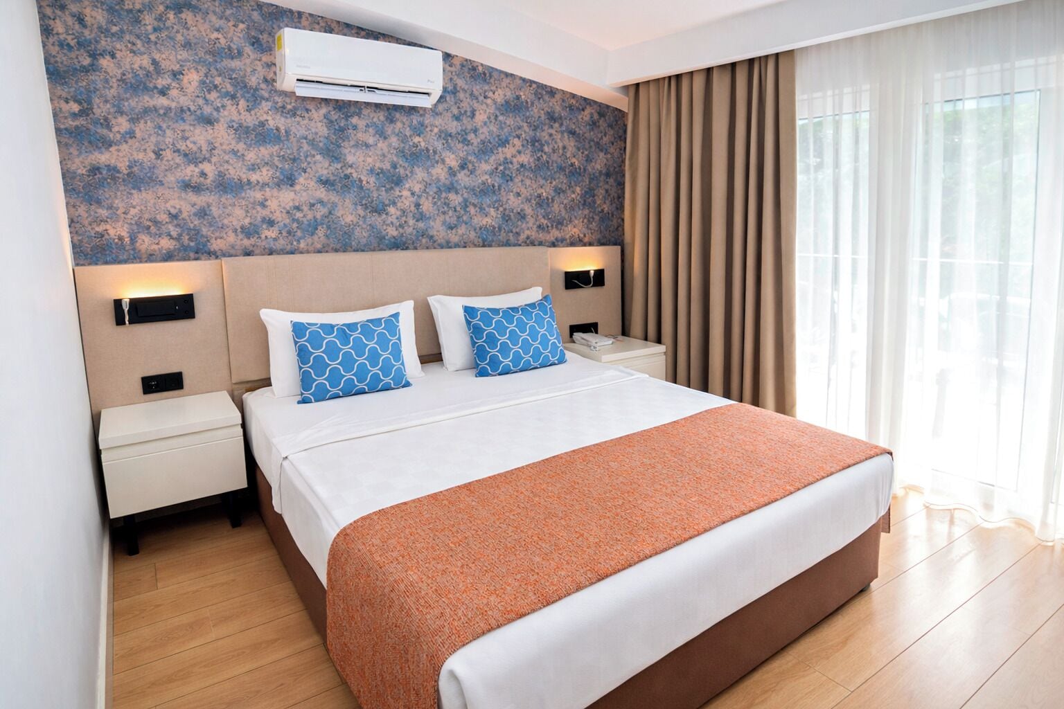 Standard Room, Balcony | Minibar, in-room safe, laptop workspace, blackout curtains