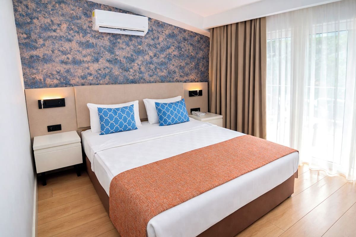 Habitación estándar, balcón | Minibar, caja fuerte, espacio para trabajar con un portátil